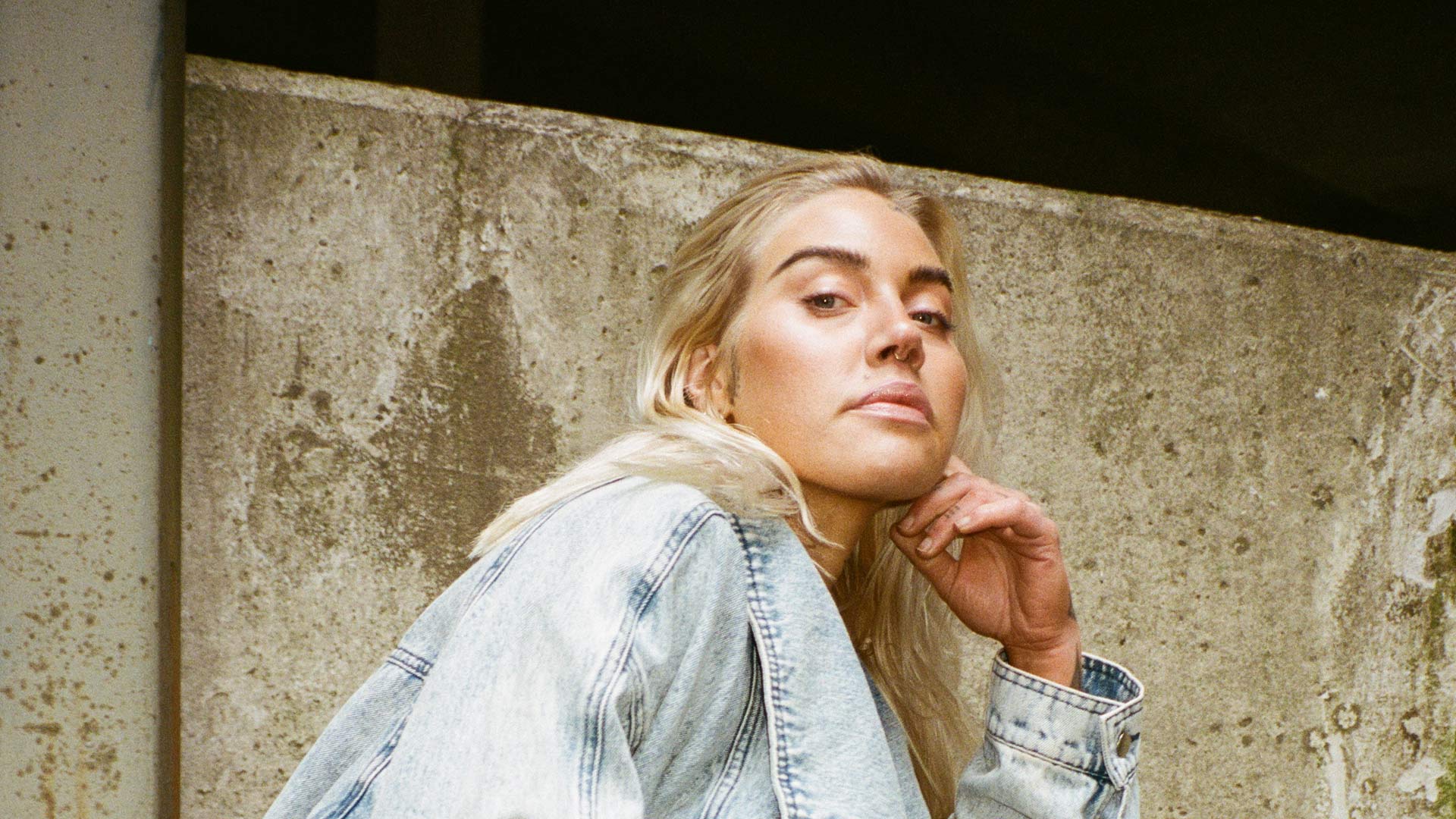 Maxida Märak i sittande pose