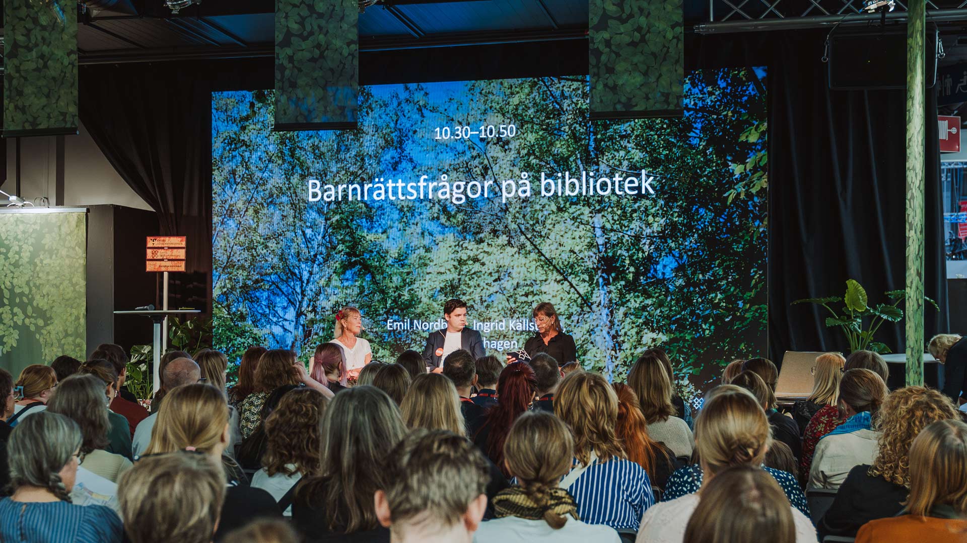 människor framför en scen med duk