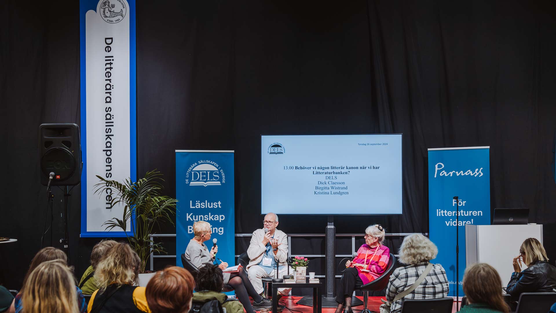 personer framför en scen