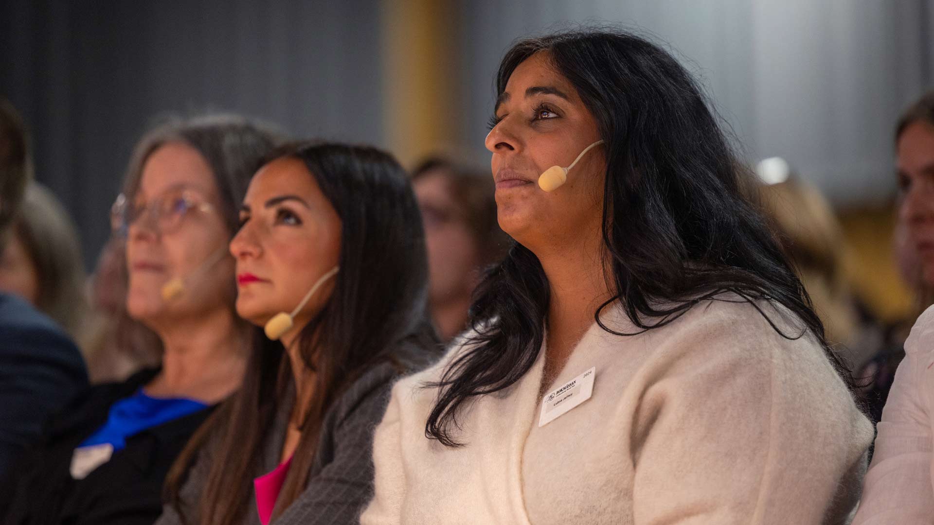 publik som tittar upp på en scen