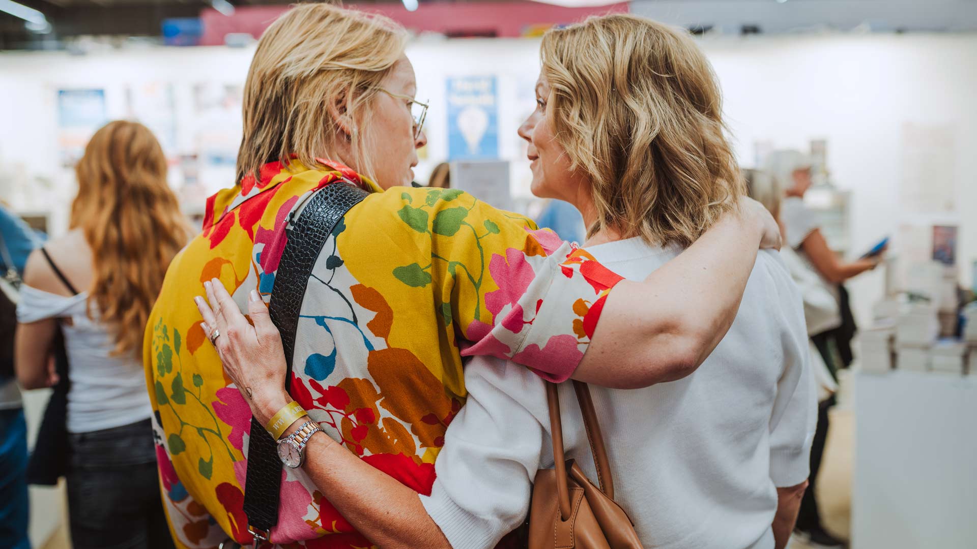 personer som håller om varandra