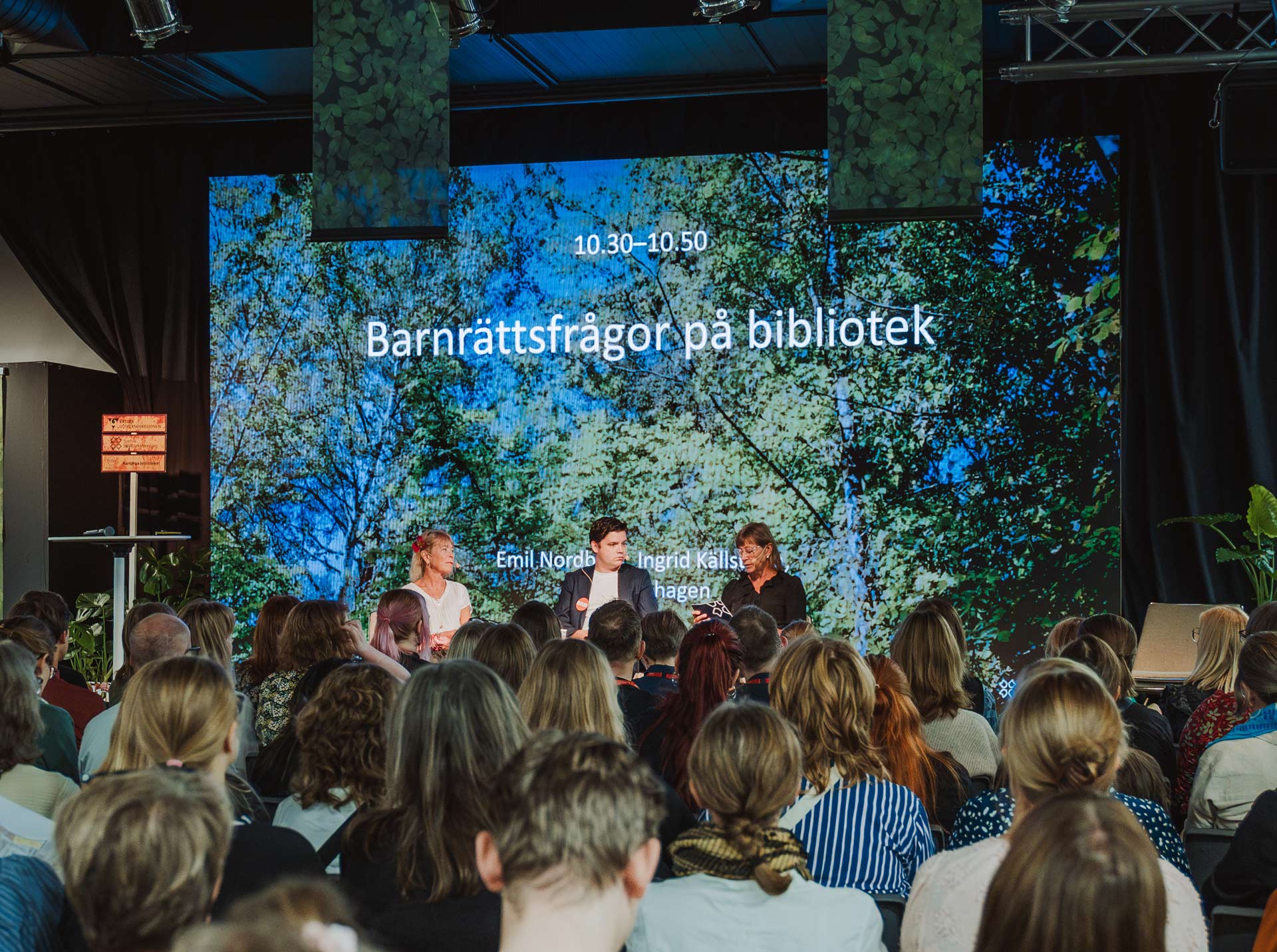 människor framför scen