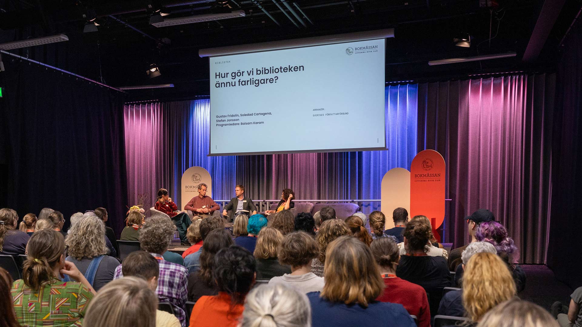 människor framför scen