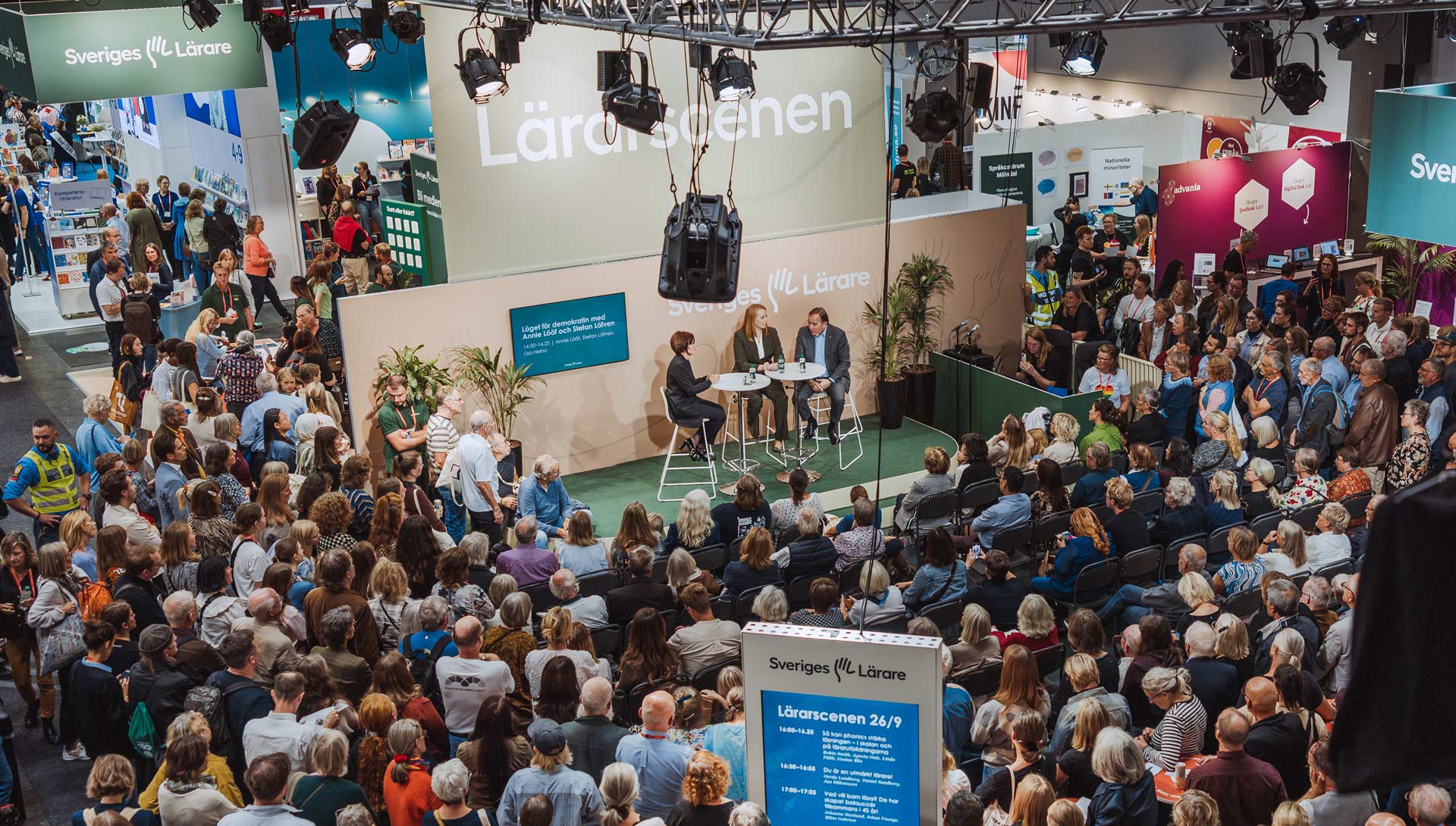 folkmassa framför scen