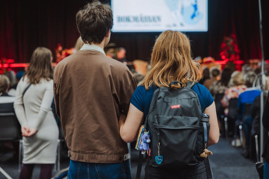personers ryggar framför scen